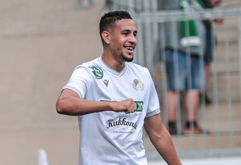 بنبوالي: استدعائي للمنتخب الجزائري «لحظة لن أنساها أبدًا» 5 بّر المهاجم الجزائري نادير بنبوالي عن سعادته الكبيرة باستدعائه إلى المنتخب الجزائري لكرة القدم، واصفًا هذه اللحظة بأنها محطة مفصلية في مسيرته الكروية، بعد فترة صعبة عاشها على مستوى الأندية. وفي حديثه لوسائل الإعلام «DH Les Sports»، استعاد بنبوالي تفاصيل تجربته مع نادي شارلروا، حيث أقر بأنه لم يحصل على الفرصة الكافية لإثبات قدراته رغم الأداء الذي قدمه خلال فترة إعارته في المجر. وقال في هذا السياق: « أردت أن أثبت نفسي في شارلروا. أعتقد أنني لم أحظَ بفرصتي على المدى الطويل، لكن ذلك علمني الكثير من الأشياء ». وأوضح اللاعب، الذي تدرج في صفوف نادي بارادو، أن تلك المرحلة لم تكن سهلة، غير أنه اختار التعامل معها بعقلية إيجابية من خلال استخلاص الدروس بدل الاستسلام للإحباط. ومع مغادرته الدوري البلجيكي، تمكن بنبوالي من استعادة نسق المنافسة وثقة اللعب، وهو ما ساهم في عودته إلى الواجهة خلال الأشهر الأخيرة، في خطوة اعتبرها حاسمة لإحياء مسيرته. وكان التحول الأبرز في مشواره استدعاؤه من قبل مدرب المنتخب الوطني فلاديمير بيتكوفيتش، وهي اللحظة التي وصفها اللاعب بأنها تحقيق لحلم الطفولة. وقال بهذا الخصوص: «إنها لحظة لن أنساها أبداً»، مشيرًا إلى أن الاتصال المباشر من المدرب سيظل راسخًا في ذاكرته. ويأمل بنبوالي، بعد هذه البداية الدولية، في تثبيت مكانه ضمن صفوف “الخضر”، خاصة مع اقتراب الاستحقاقات الكبرى، وعلى رأسها نهائيات كأس العالم، حيث يسعى إلى مواصلة استغلال الفرص المتاحة وإثبات جدارته على المدى الطويل.