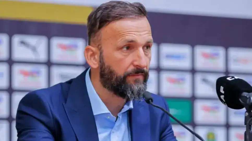 Ramovic refuse d'honorer son contrat avec le Shabab Belouzaddad et met l'équipe dirigeante dans l'embarras financier.