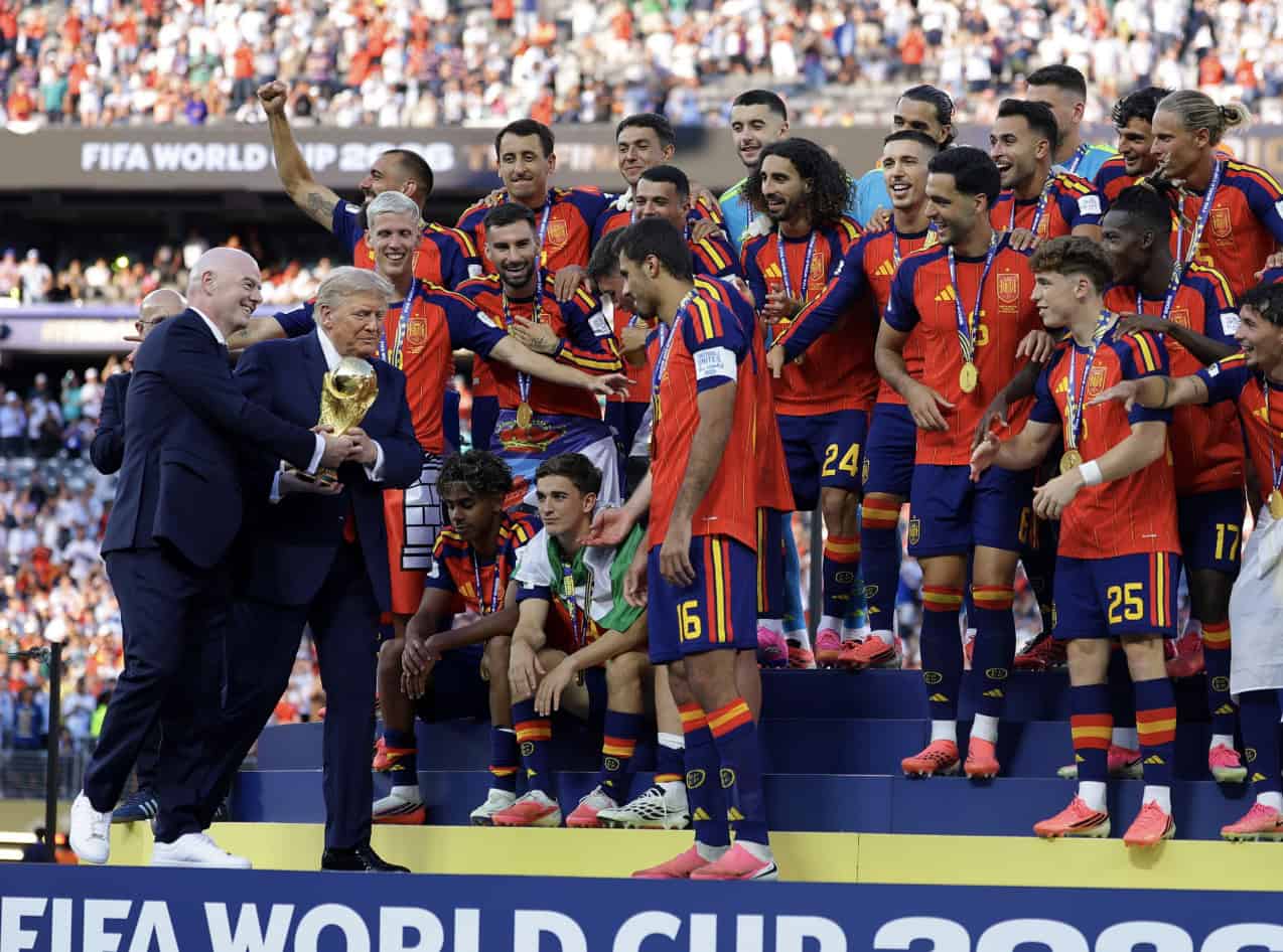 تتويج إسبانيا في مونديال 2026.. ترامب يحمل الكأس ويبقى على منصة الأبطال 43 ترامب يثير الجدل في تتويج إسبانيا بمونديال 2026