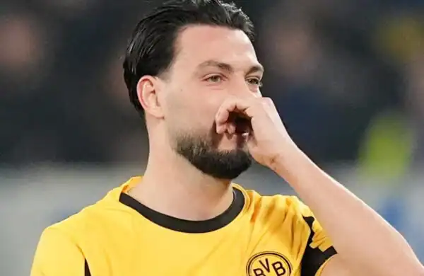 إصابة بنسيباني في الفخذ تسبق كلاسيكو بايرن ومعسكر الخضر 44 رامي بنسيباني مدافع بوروسيا دورتموند والمنتخب الجزائري خلال إحدى المباريات