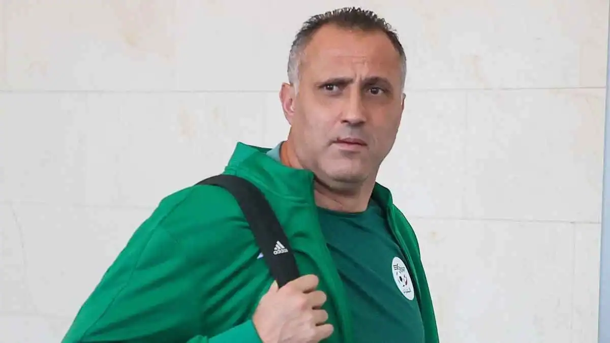 المدرب إبراهيم حمداني مع لاعبي المنتخب الجزائري خلال التدريب