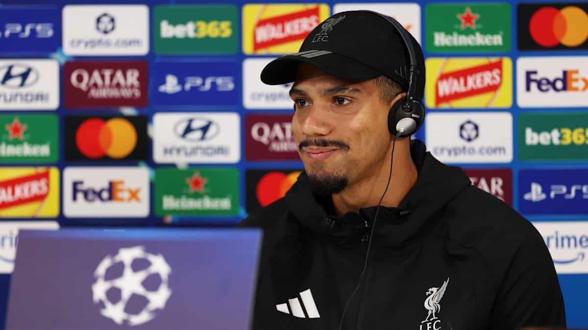 وكيل أراوخو يفتح الباب أمام انتقال دائم إلى ليفربول 47 رونالد أراوخو بقميص ليفربول خلال مباراة في الدوري الإنجليزي