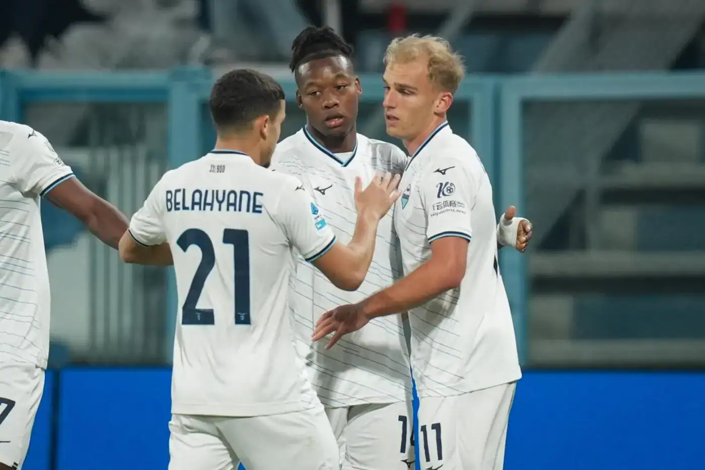 لاتسيو يسحق ساسولو 6-2 ويعتلي صدارة الدوري الإيطالي 43 لاعبو لاتسيو يحتفلون بالفوز الكبير على ساسولو في الدوري الإيطالي
