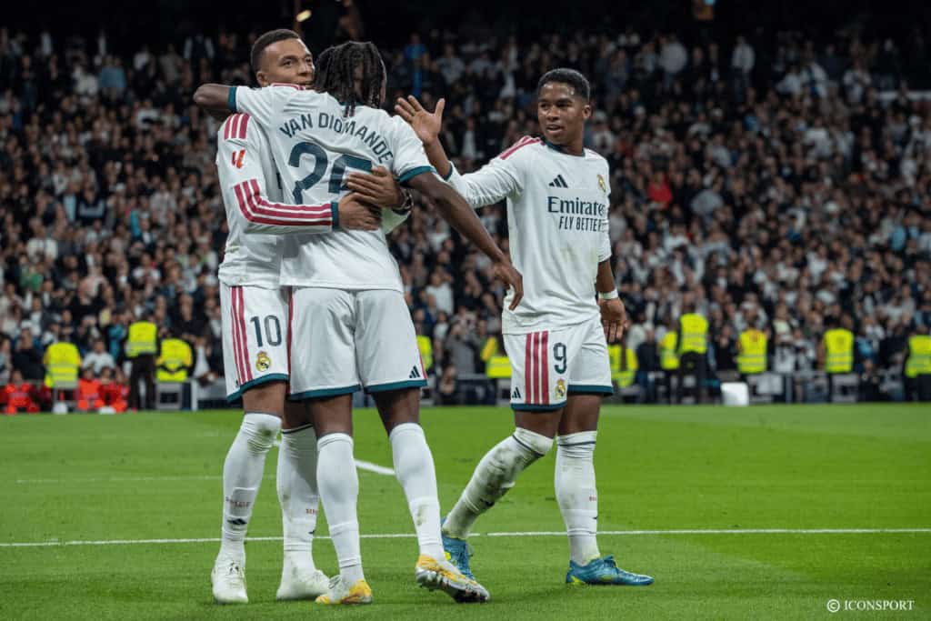 Le Real Madrid accueille Leipzig en quête d'une troisième victoire européenne 5 Les joueurs du Real Madrid lors d'un match européen au stade Santiago Bernabéu