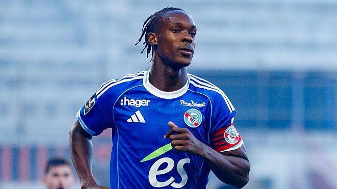 إيمانويل إيميغا مهاجم تشيلسي خلال أول ظهور له أمام ليفربول في كأس الرابطة