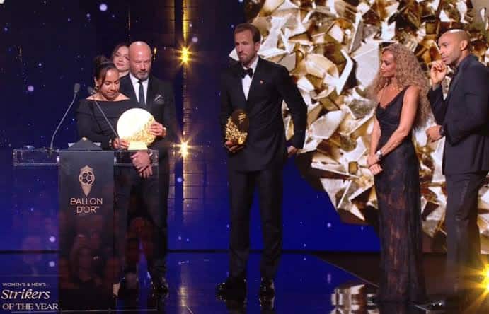 Harry Kane remporte le Ballon d'or 2026 5 Harry Kane, attaquant du Bayern de Munich, après avoir remporté le Ballon d'Or 2026