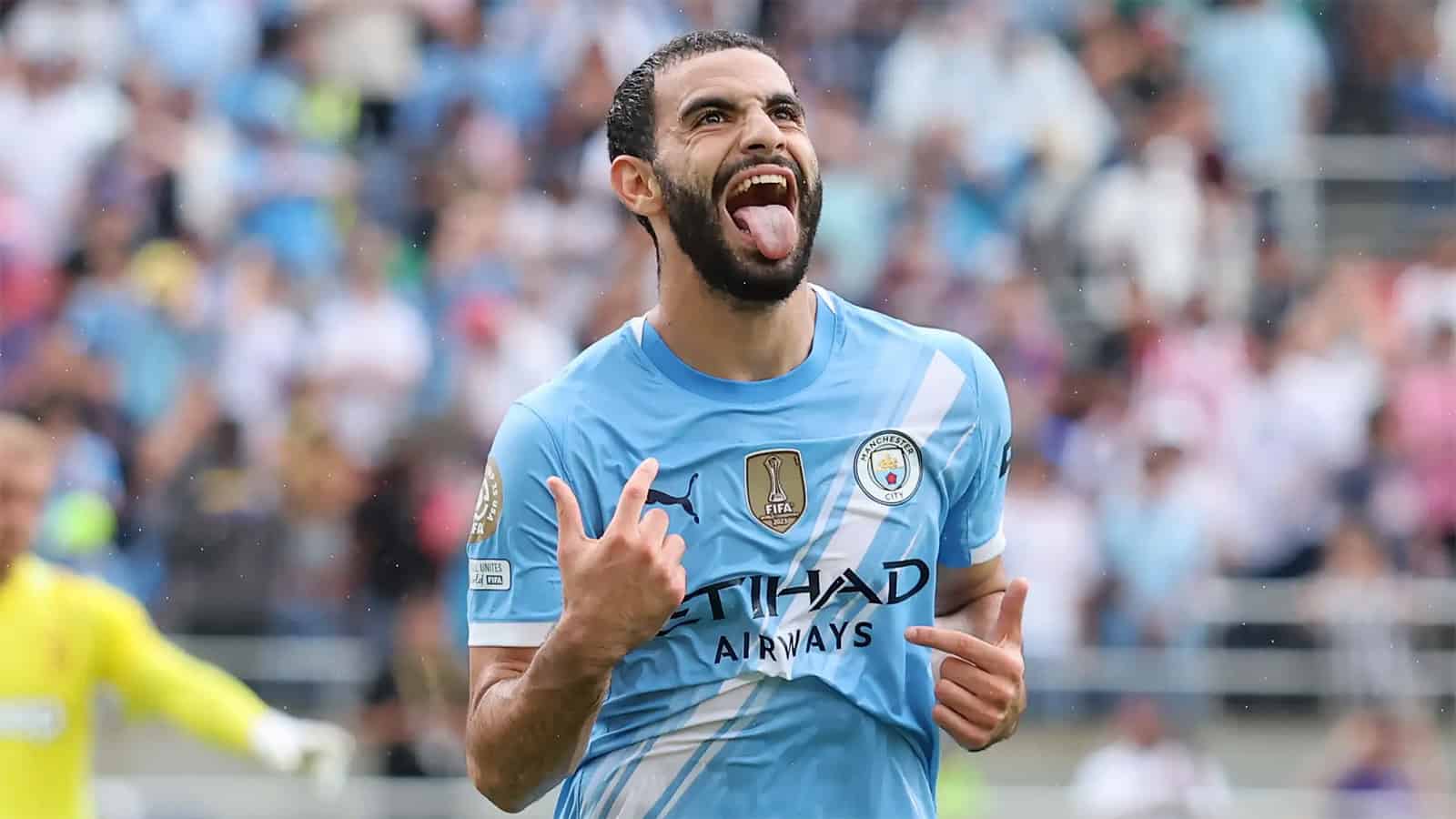 آيت نوري يقترب من مانشستر يونايتد.. سيتي يحدد 30 مليون جنيه 5 ريان آيت نوري بقميص مانشستر سيتي خلال إحدى المباريات